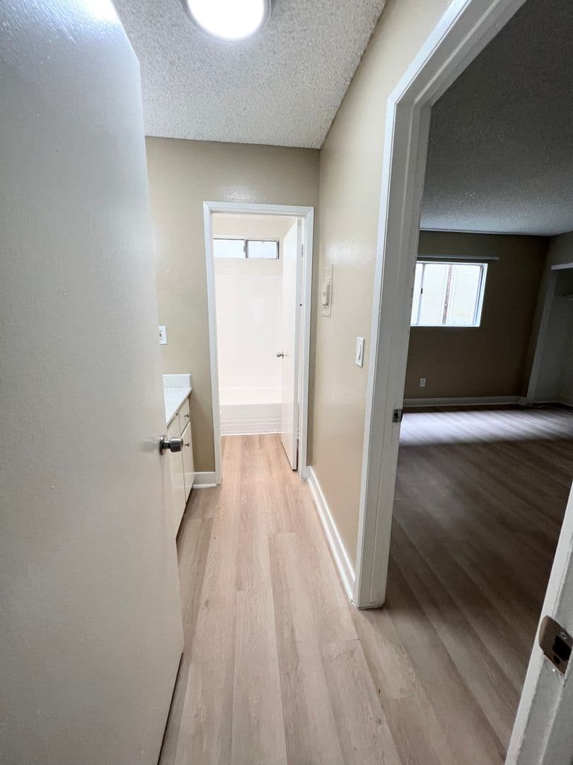 Hawthorne Apartment: 14031 S. Cerise