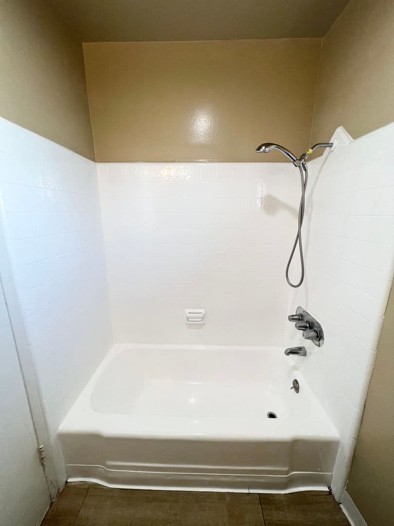 Hawthorne Apartment: 13741 Prairie Ave