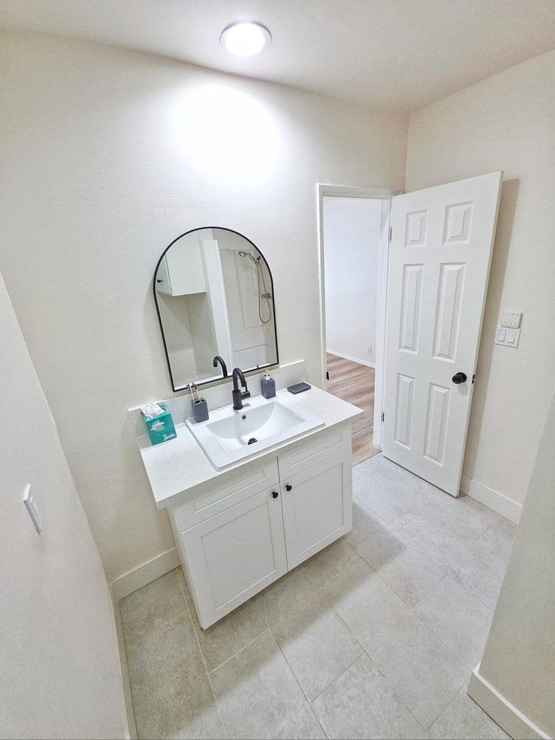 Redondo Beach Apartment: 906 S. Torrance Blvd.