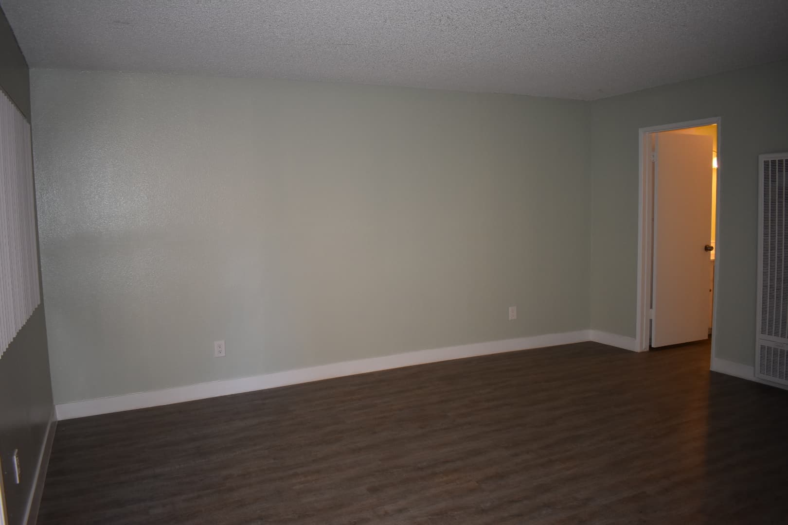 Hawthorne Apartment: 14031 S. Cerise