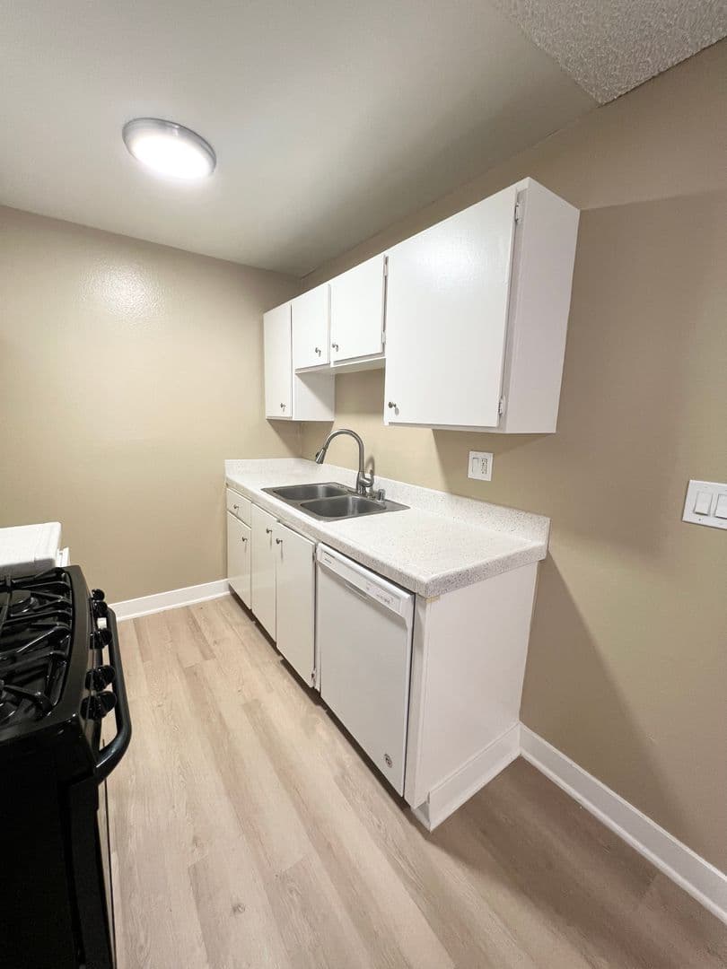 Hawthorne Apartment: 14031 S. Cerise