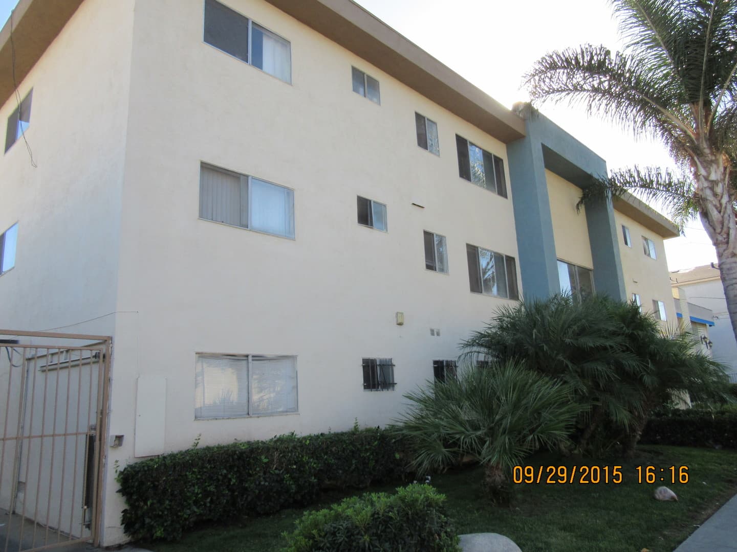 Hawthorne Apartment: 4012 W 129th St,