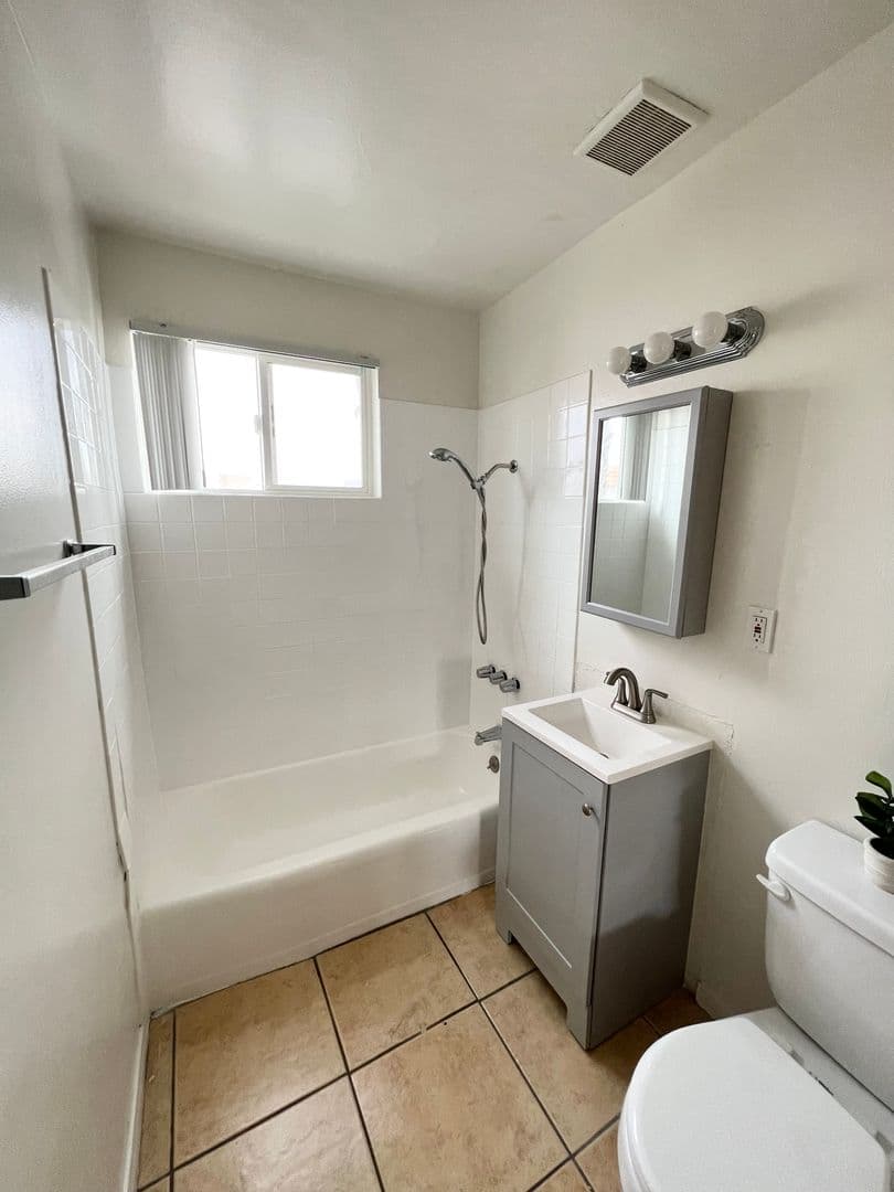Hawthorne Apartment: 12111 Hawthorne Way