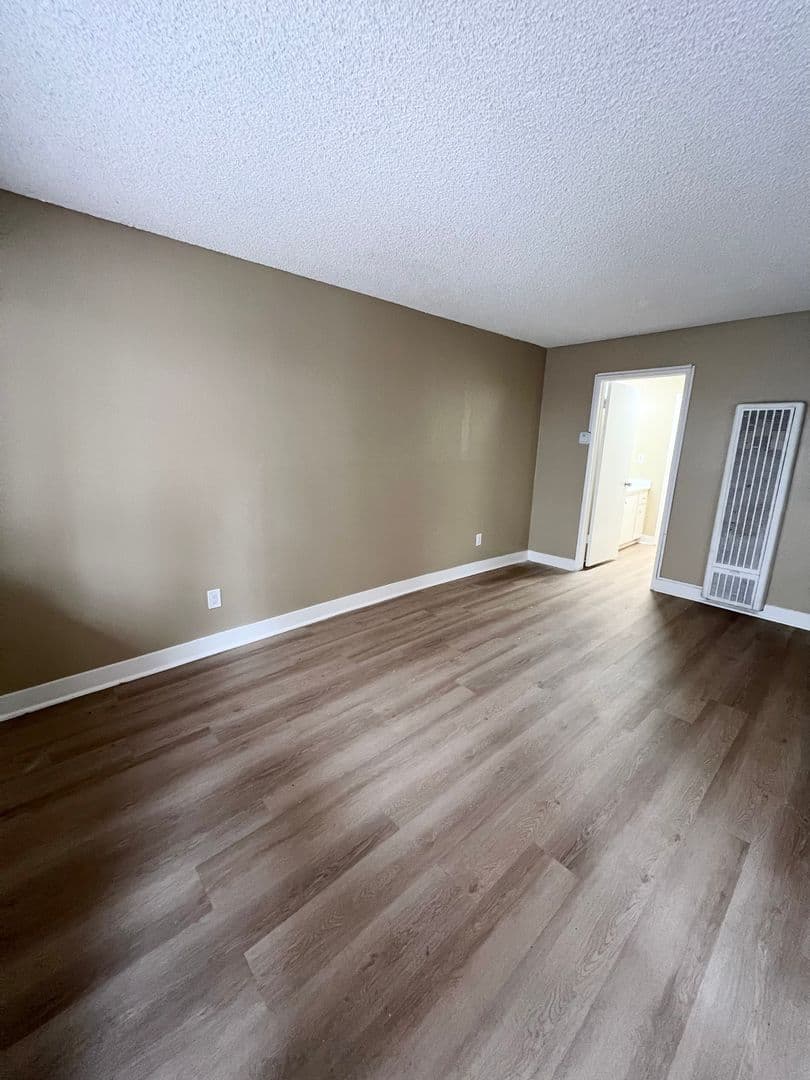 Hawthorne Apartment: 14031 S. Cerise