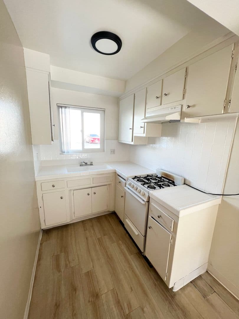 Hawthorne Apartment: 13741 Prairie Ave