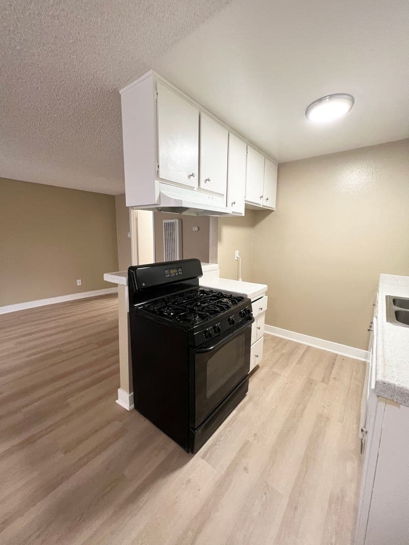 Hawthorne Apartment: 14031 S. Cerise