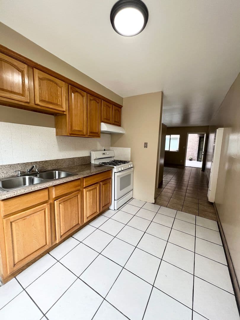 Hawthorne Apartment: 13708 Cordary Ave
