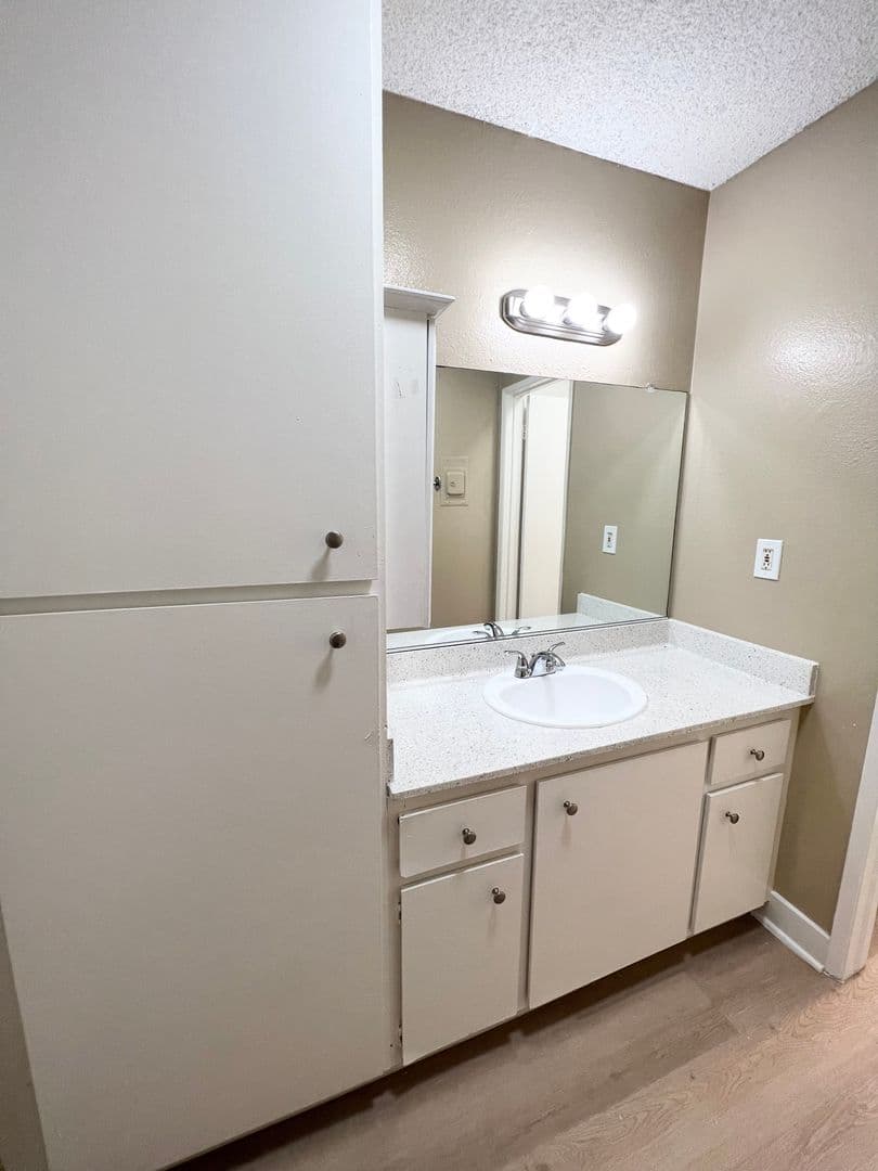 Hawthorne Apartment: 14031 S. Cerise