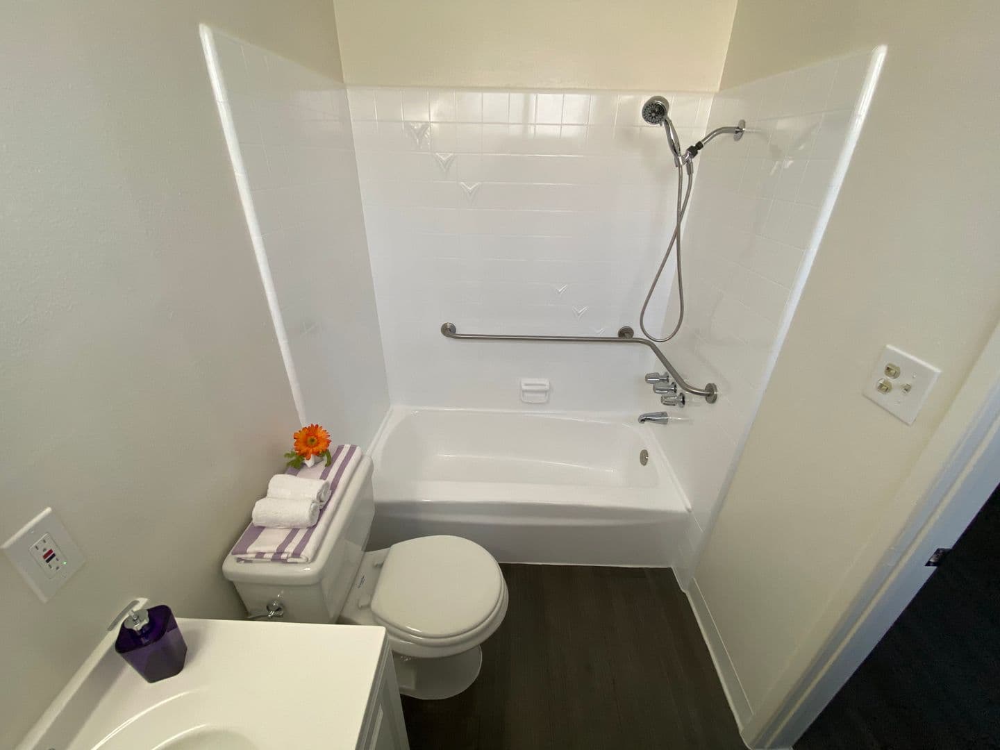 Gardena Apartment: 835 W. Rosecrans Ave
