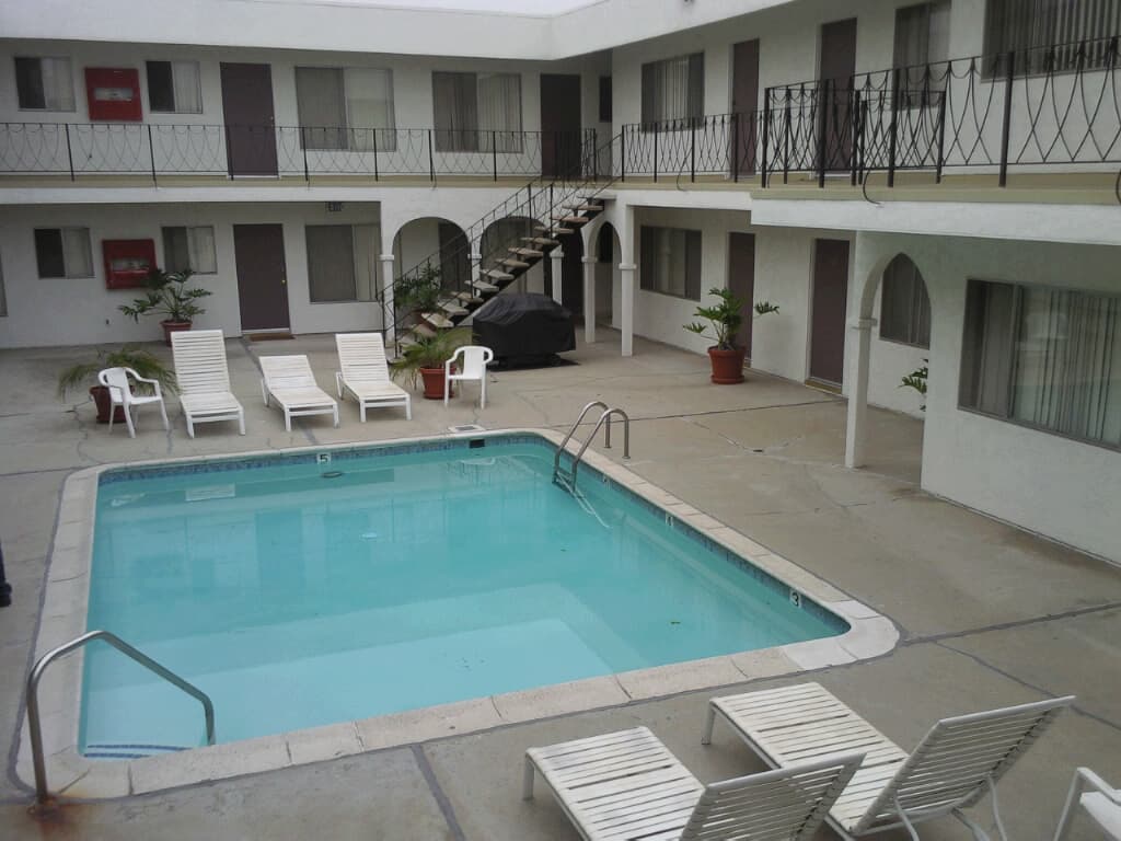 Hawthorne Apartment: 4020 W. 134th St.
