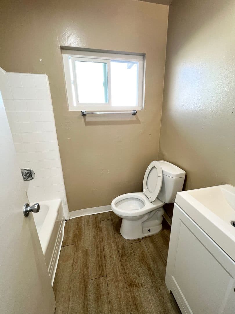 Hawthorne Apartment: 13741 Prairie Ave