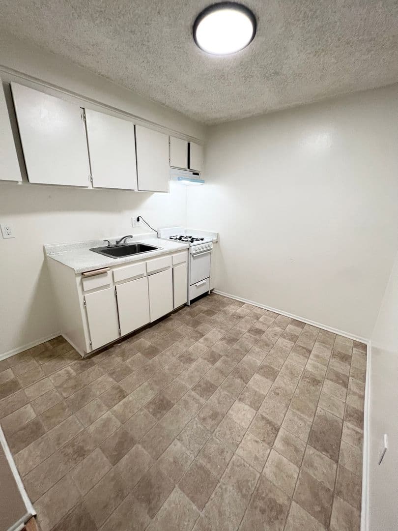 Hawthorne Apartment: 12534 Inglewood Ave.