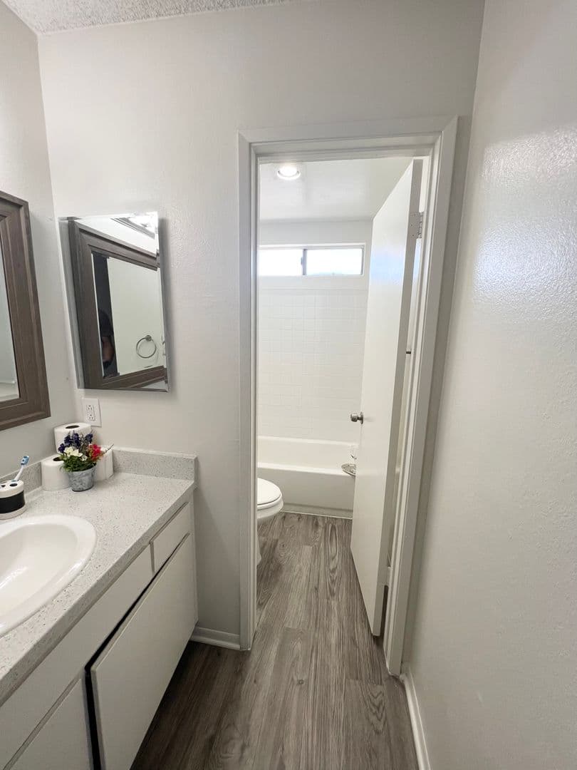 Hawthorne Apartment: 13707 Doty Avenue