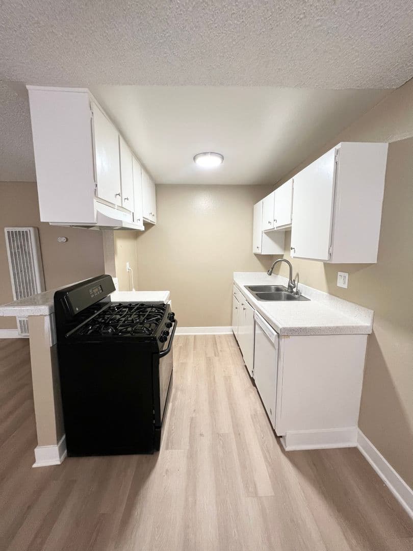 Hawthorne Apartment: 14031 S. Cerise