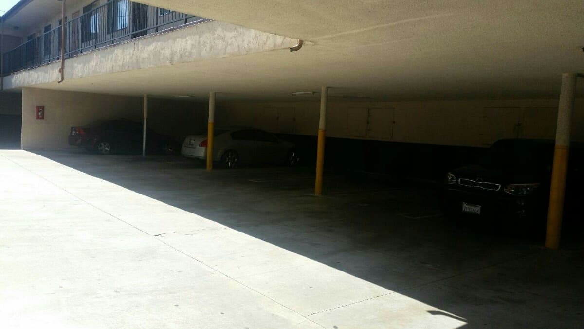 Hawthorne Apartment: 12919 Cordary Avenue