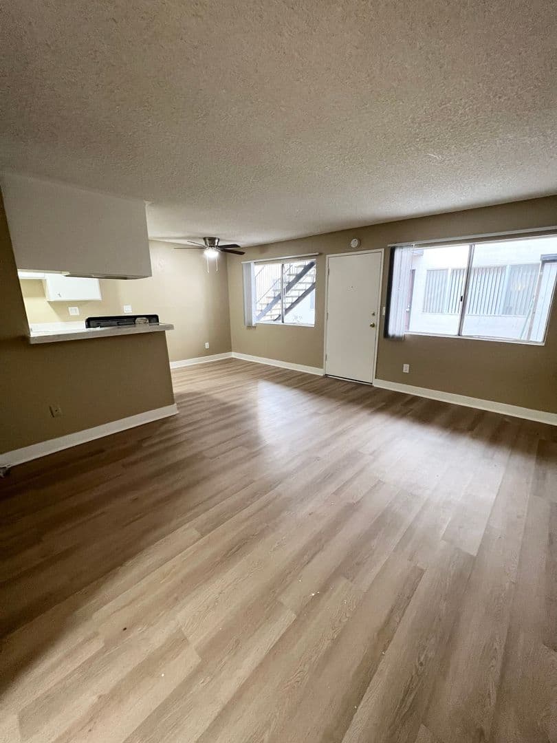 Hawthorne Apartment: 14031 S. Cerise