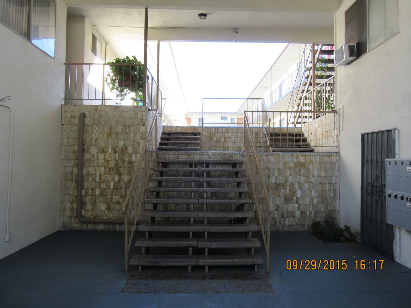 Hawthorne Apartment: 4012 W 129th St,