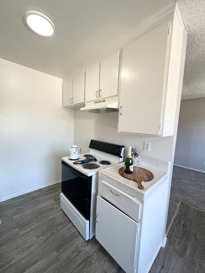 Hawthorne Apartment: 13707 Doty Avenue