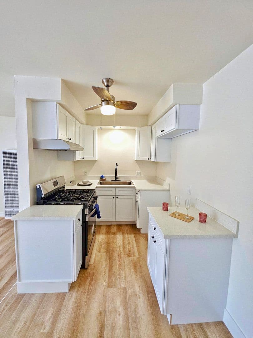 Redondo Beach Apartment: 906 S. Torrance Blvd.