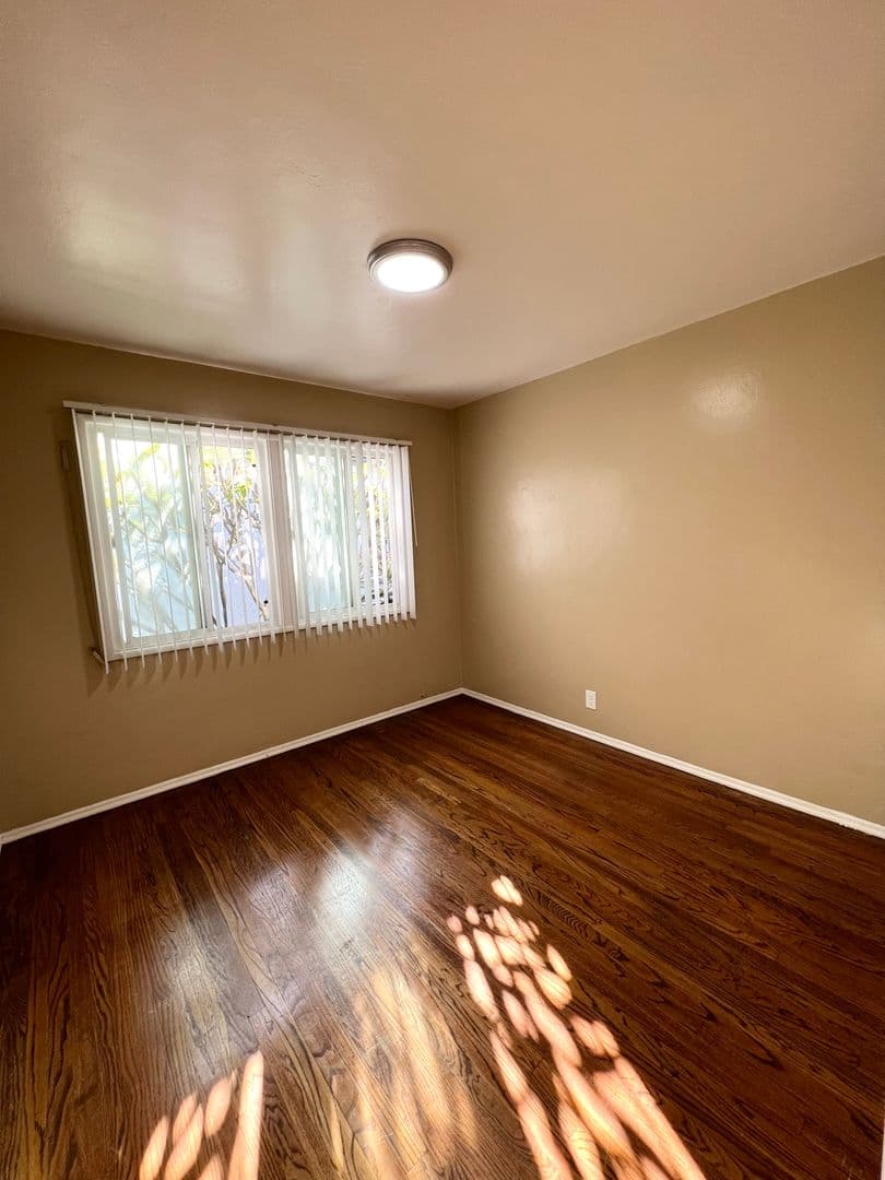 Long Beach Apartment: 1970 Henderson Ave