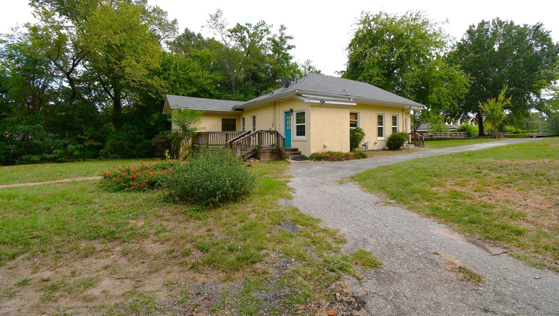 Tyler House: 600 E Frazier St