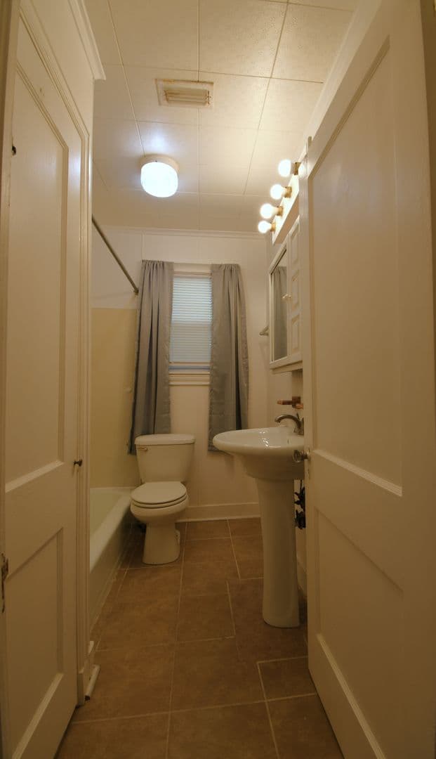 Tyler House: 420 E Lake St