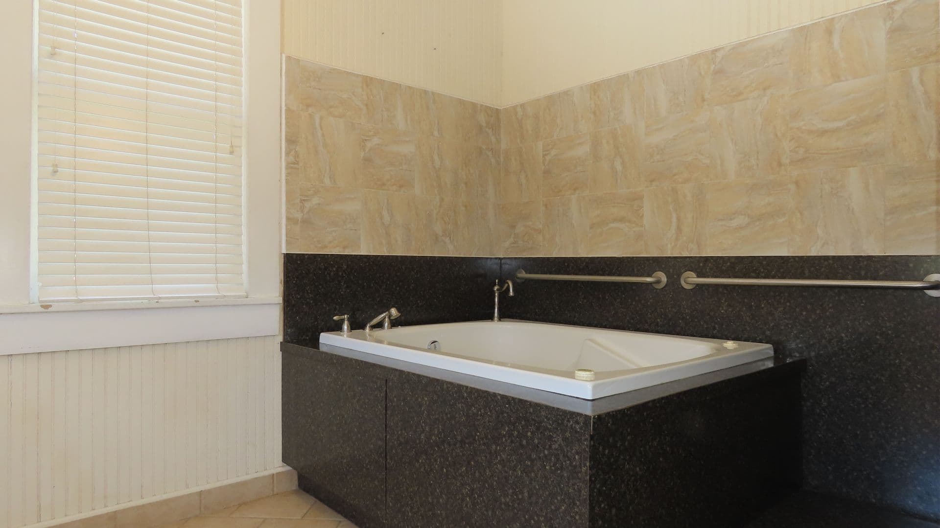 Tyler Apartment: 417 S Chilton Ave