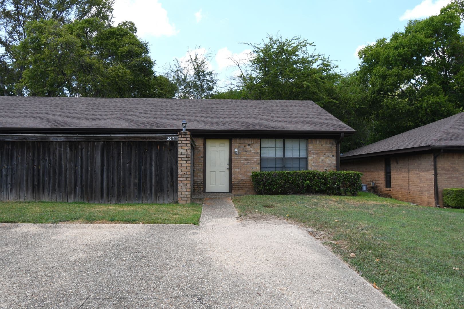 Whitehouse House: 203 Parklane Dr