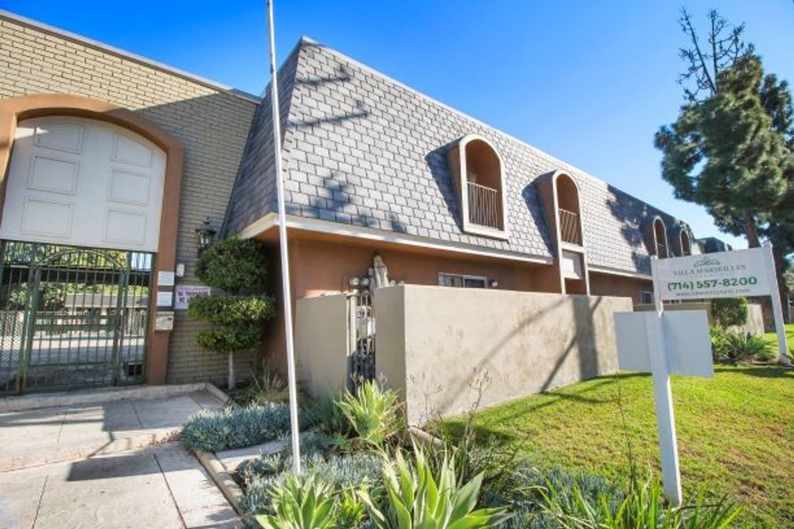 Santa Ana Apartment: 3101 South Bristol Street