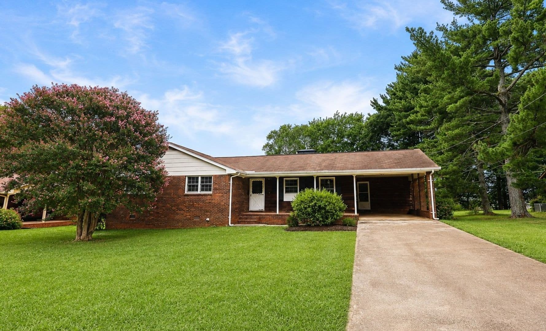 Oakwood House: 3750 Robinson Drive