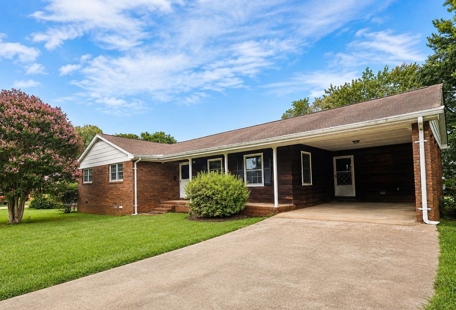 Oakwood House: 3750 Robinson Drive