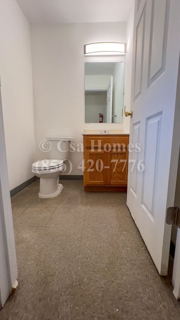 Camden House: 411 Viola St
