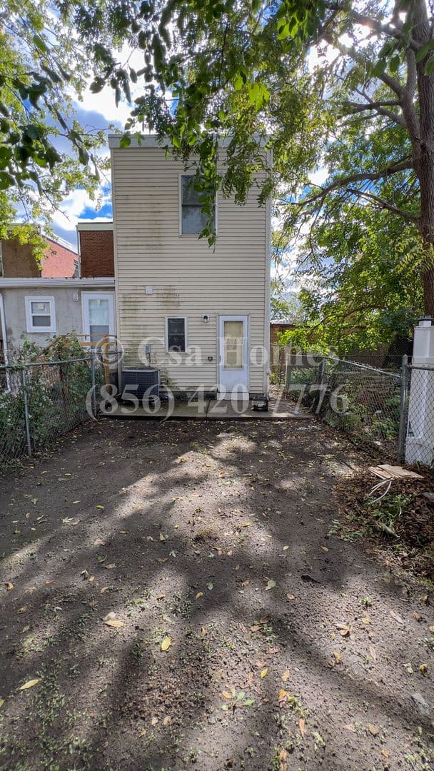 Camden House: 411 Viola St