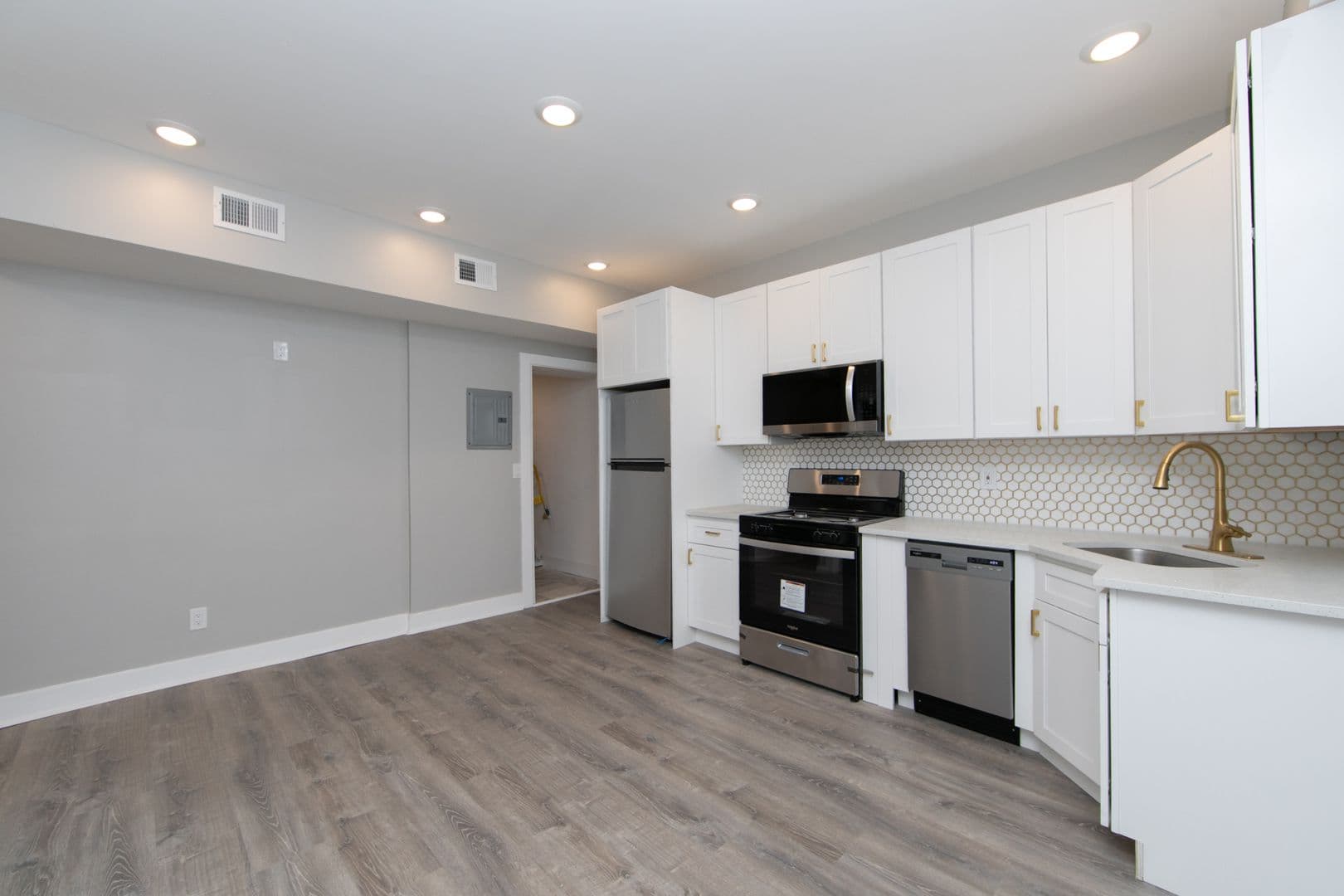Camden Apartment: 436-438 Broadway Ave - Unit 4