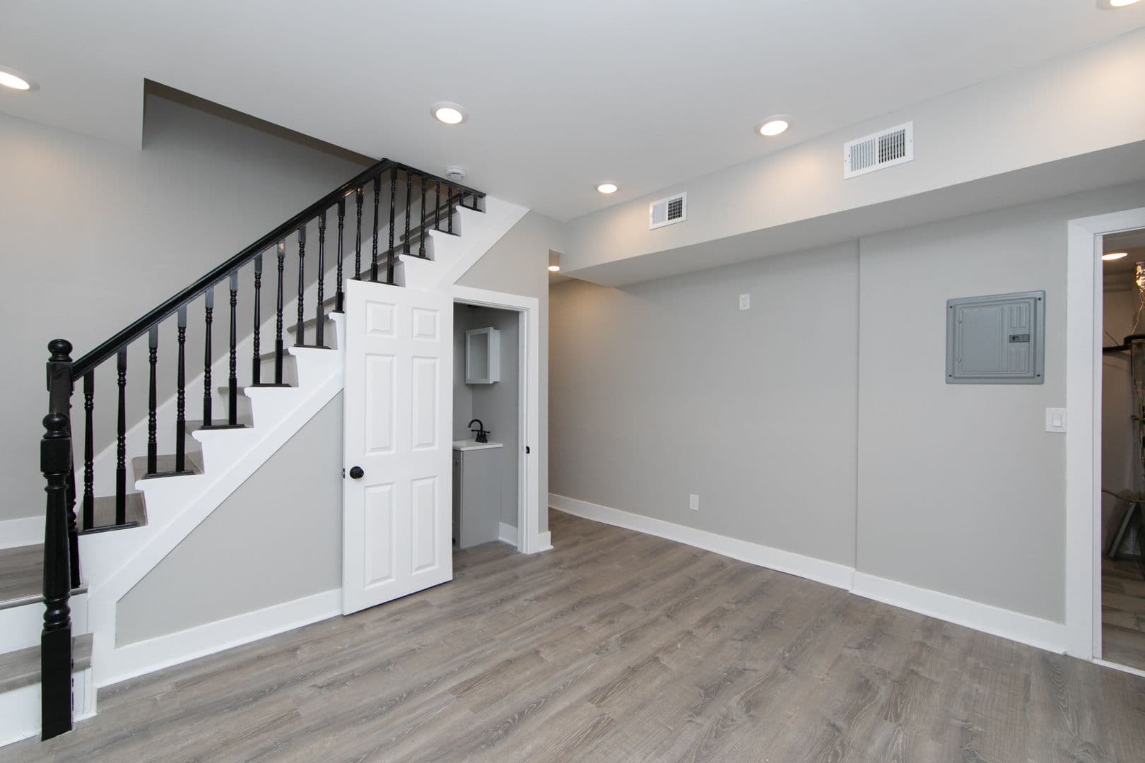 Camden Apartment: 436-438 Broadway Ave - Unit 4