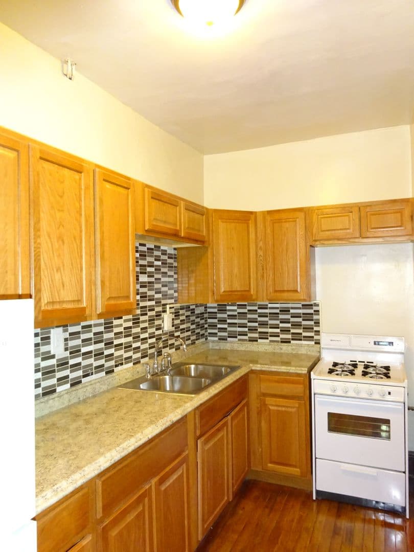 Minneapolis Apartment: 1912 Clinton Avenue South