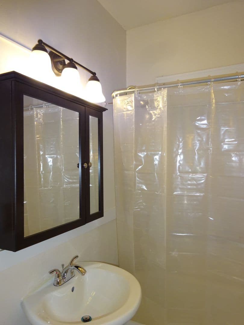 Minneapolis Apartment: 1912 Clinton Avenue South