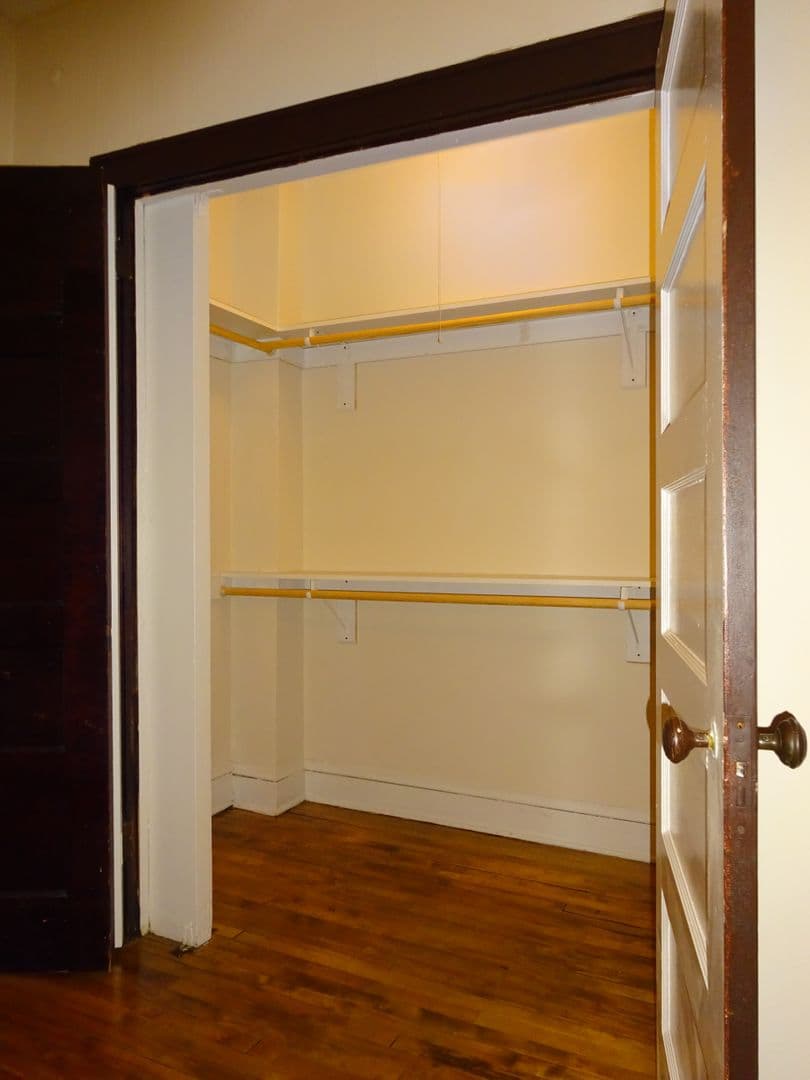 Minneapolis Apartment: 1912 Clinton Avenue South