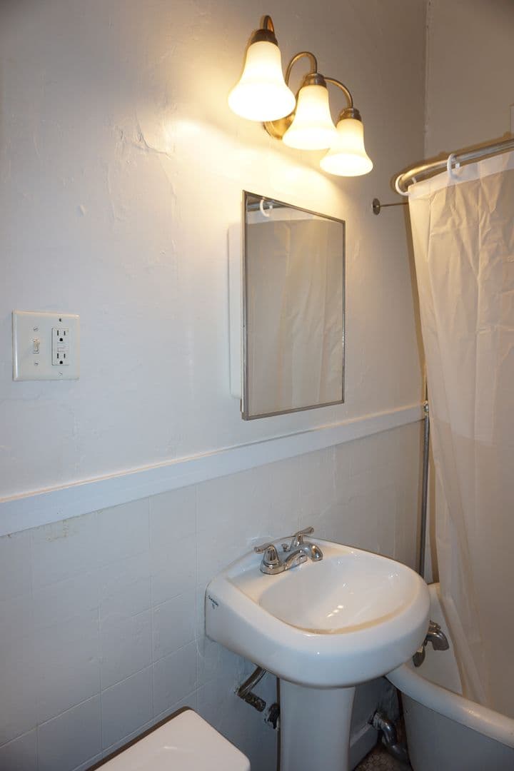 Minneapolis Apartment: 1912 Clinton Avenue South