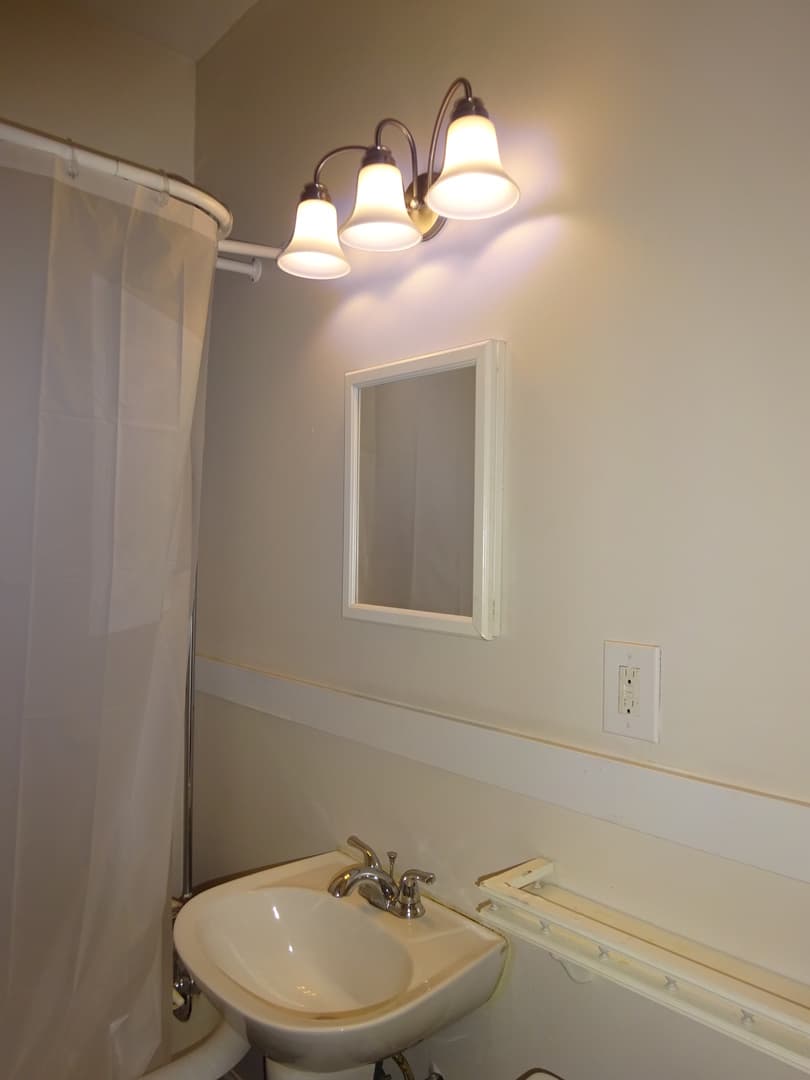 Minneapolis Apartment: 1912 Clinton Avenue South