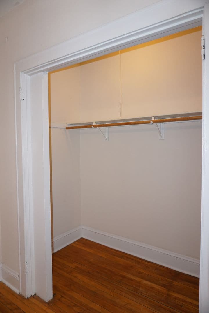 Minneapolis Apartment: 1912 Clinton Avenue South