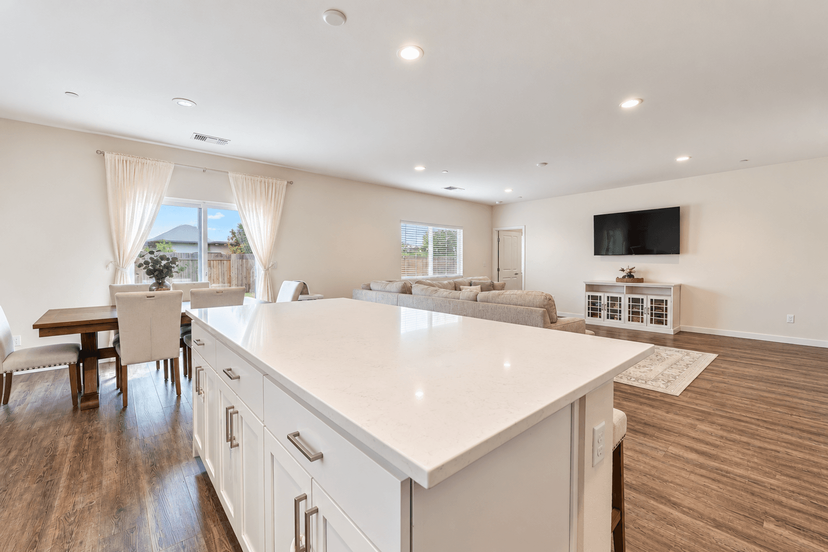 Bakersfield House: 12217 Burnham Street