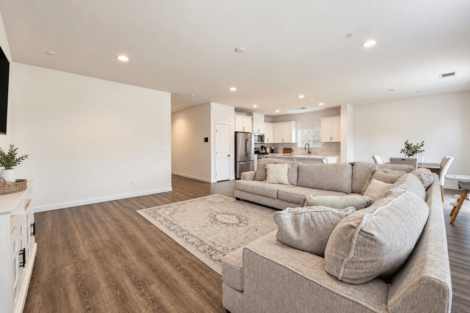 Bakersfield House: 12217 Burnham Street