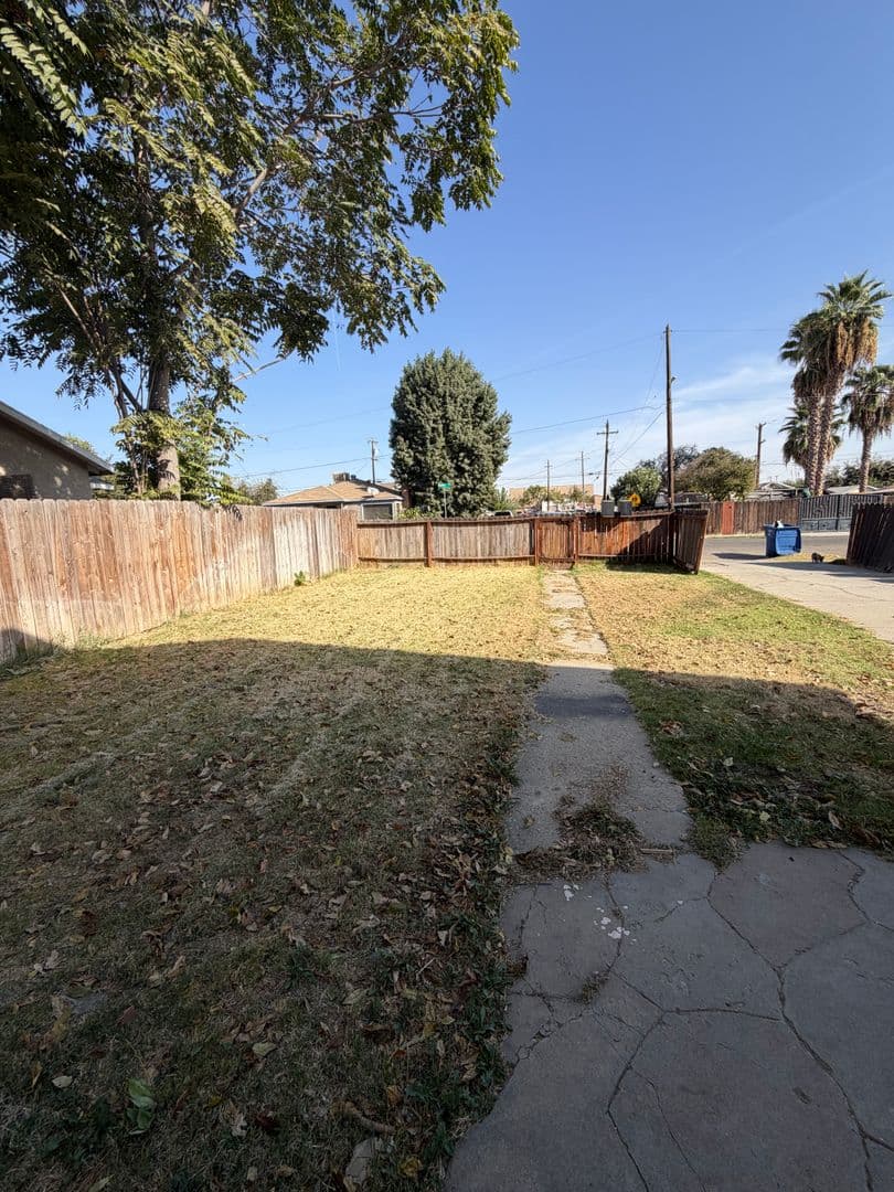 Bakersfield Apartment: 125 Hughes Ave #A