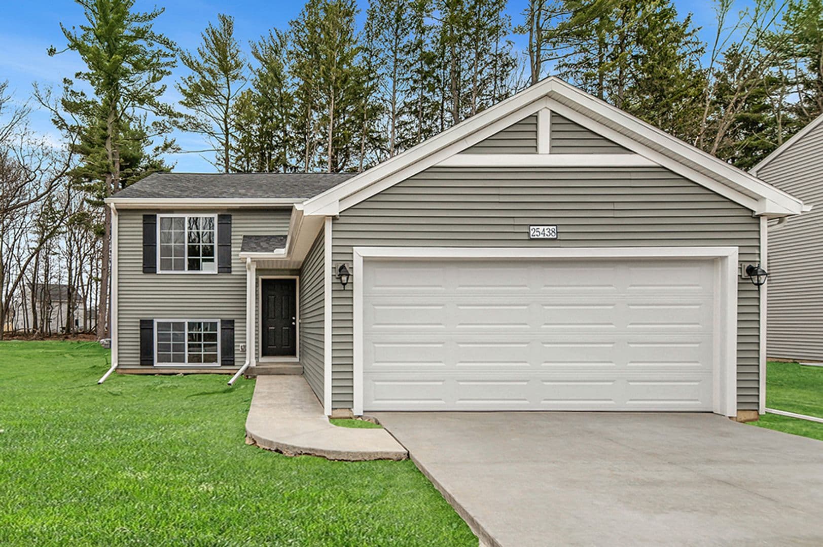 Mattawan House: 25438 Forest Lane