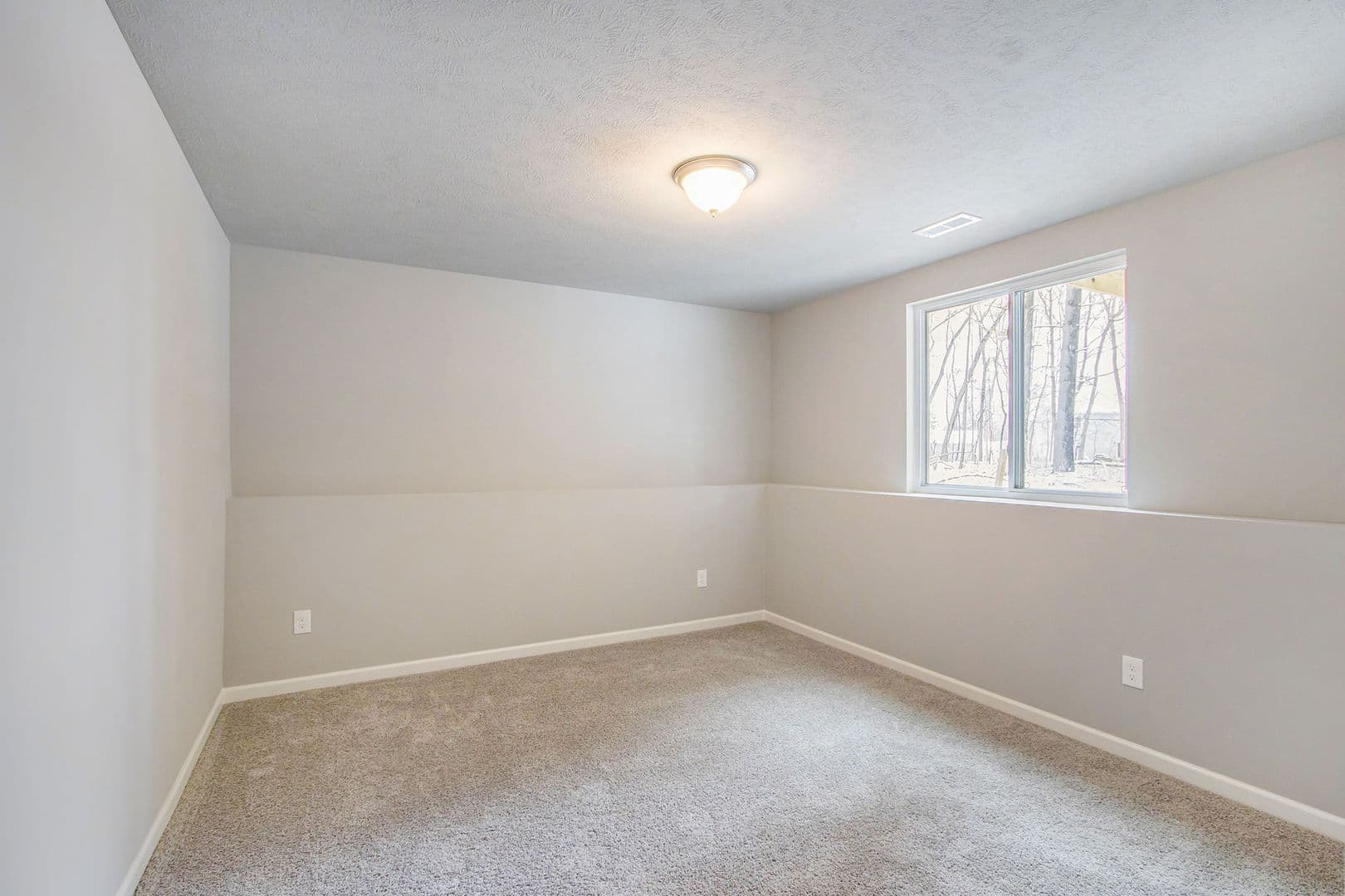 Mattawan House: 25438 Forest Lane
