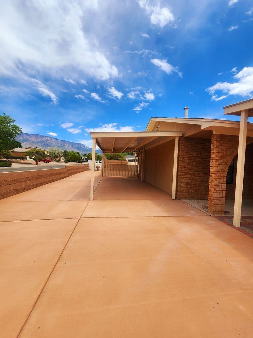 Albuquerque House: 8620 Liberty Dr NE