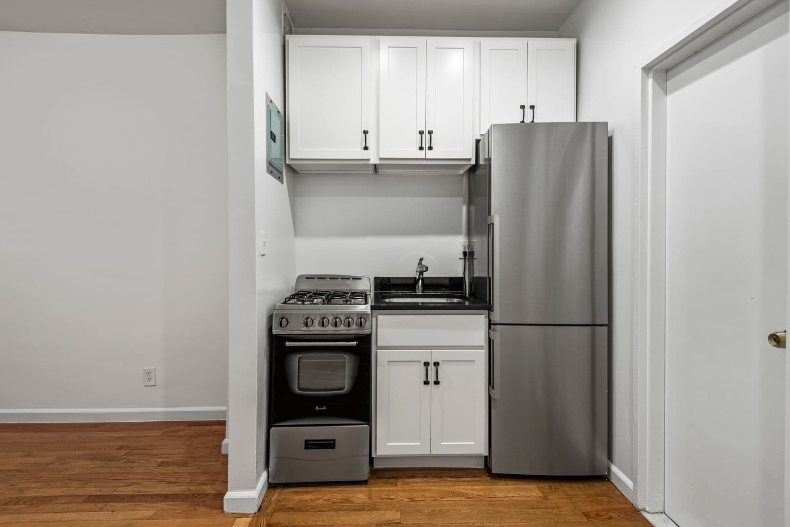 New York City Apartment: 405 East 87th St