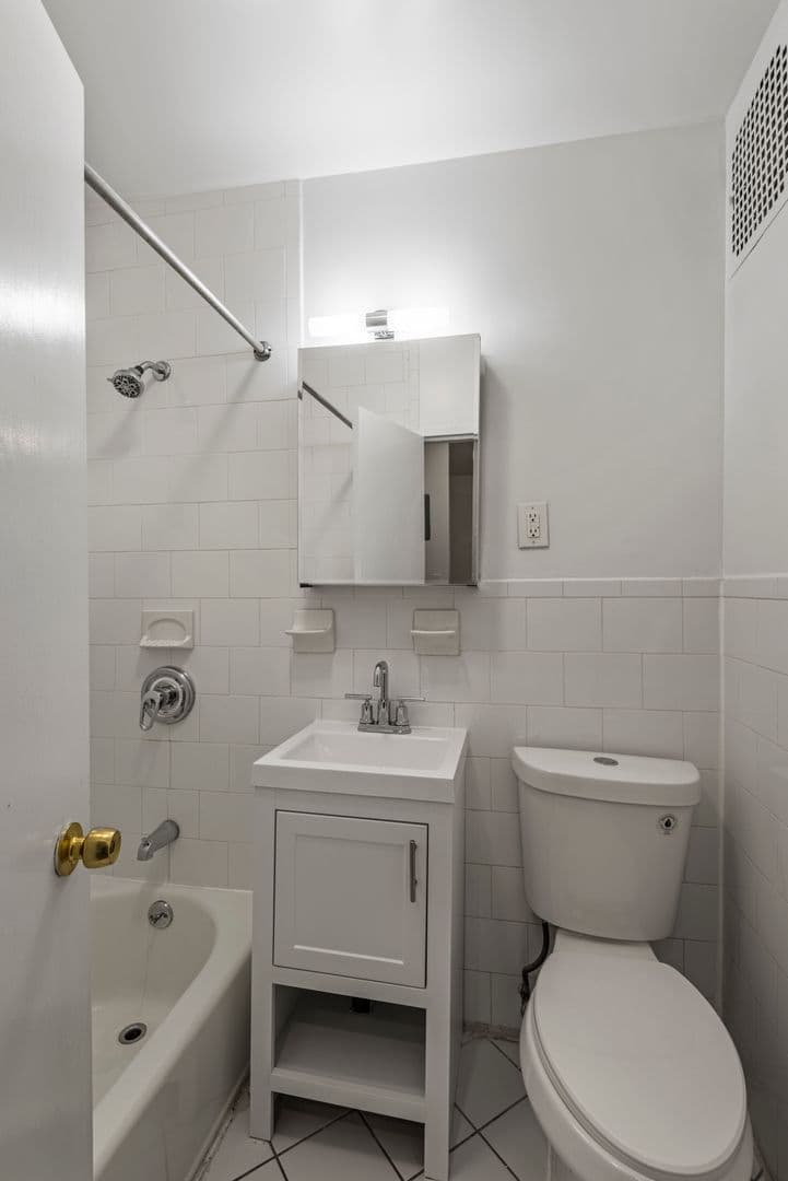 New York City Apartment: 405 East 87th St