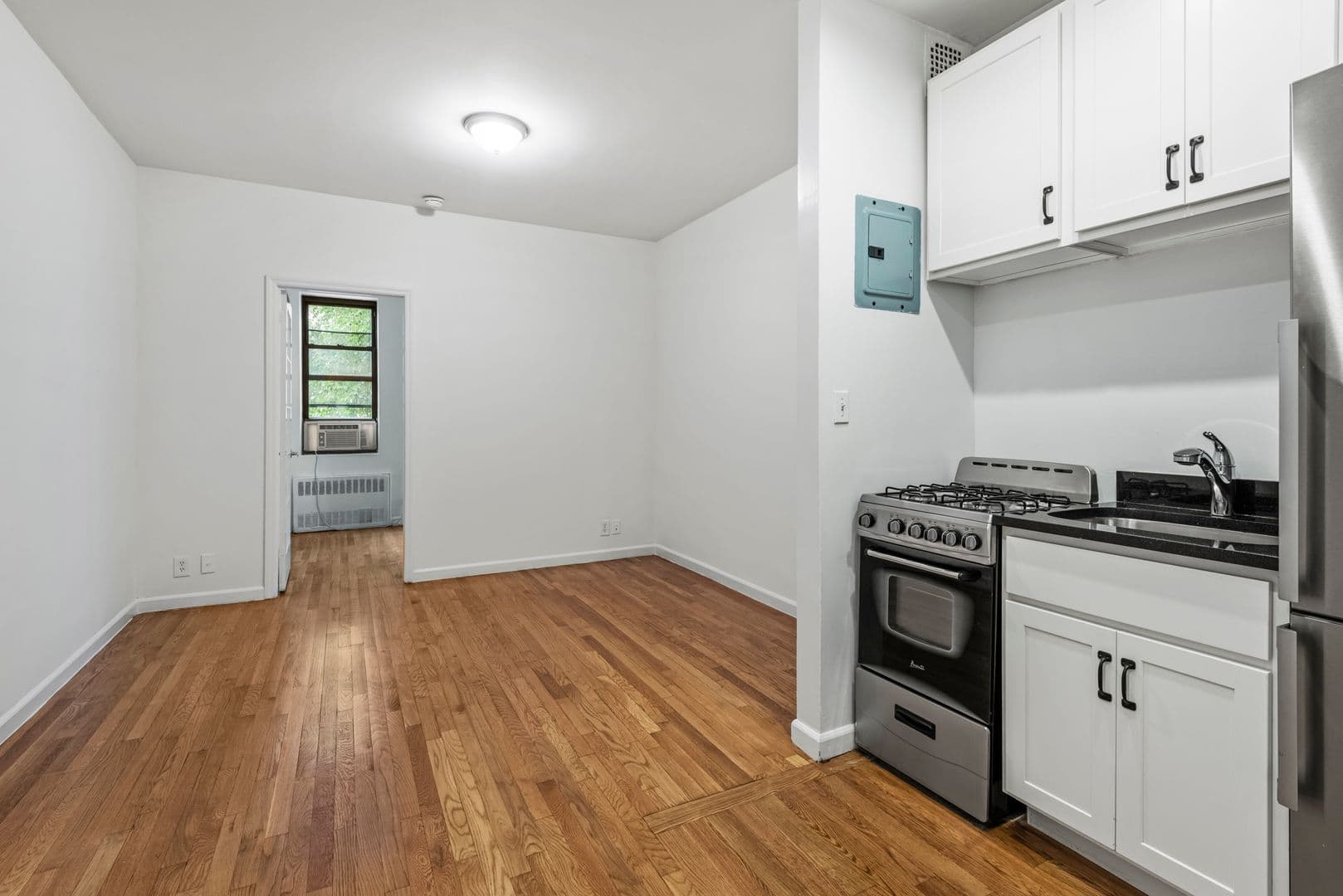 New York City Apartment: 405 East 87th St